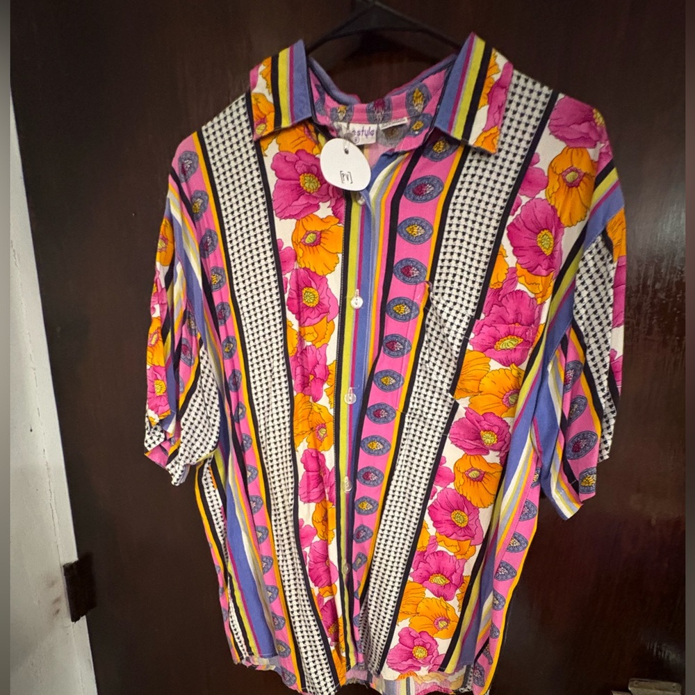 Bundle 3 for $25. NWT Freestyle Multicolor Floral Men's Shirt. Size Small.